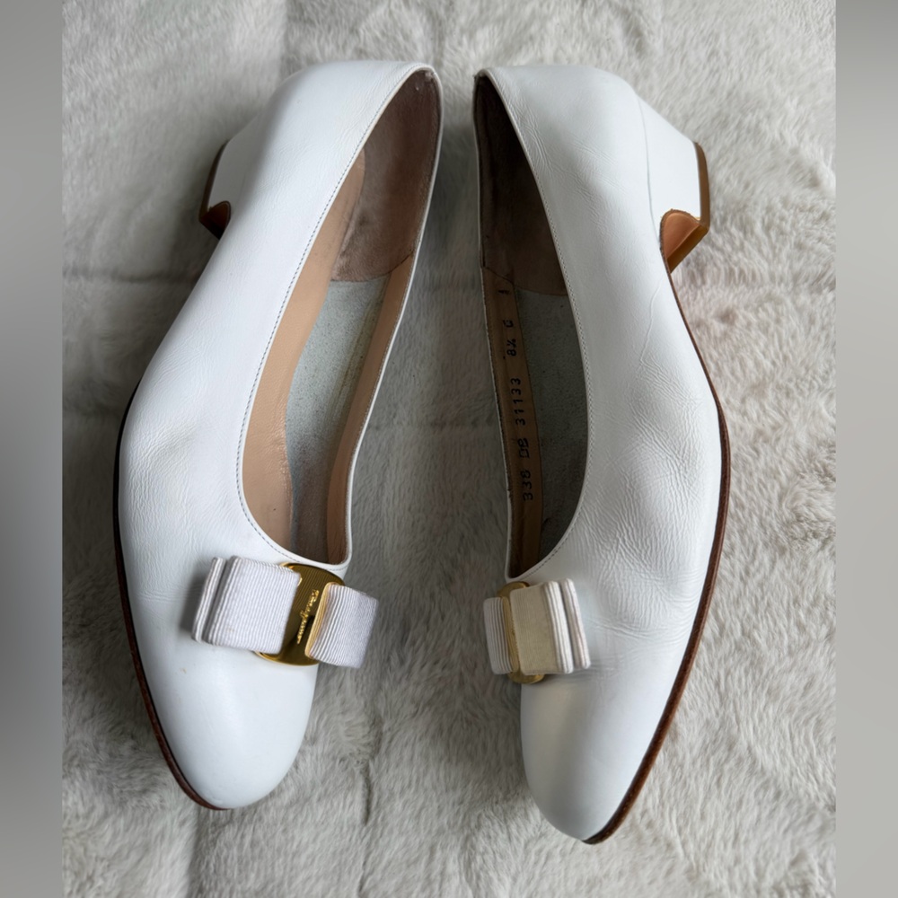 $895 Ferragamo Vara Bow White Leather Low Pumps 8.5 - Picture 4 of 8
